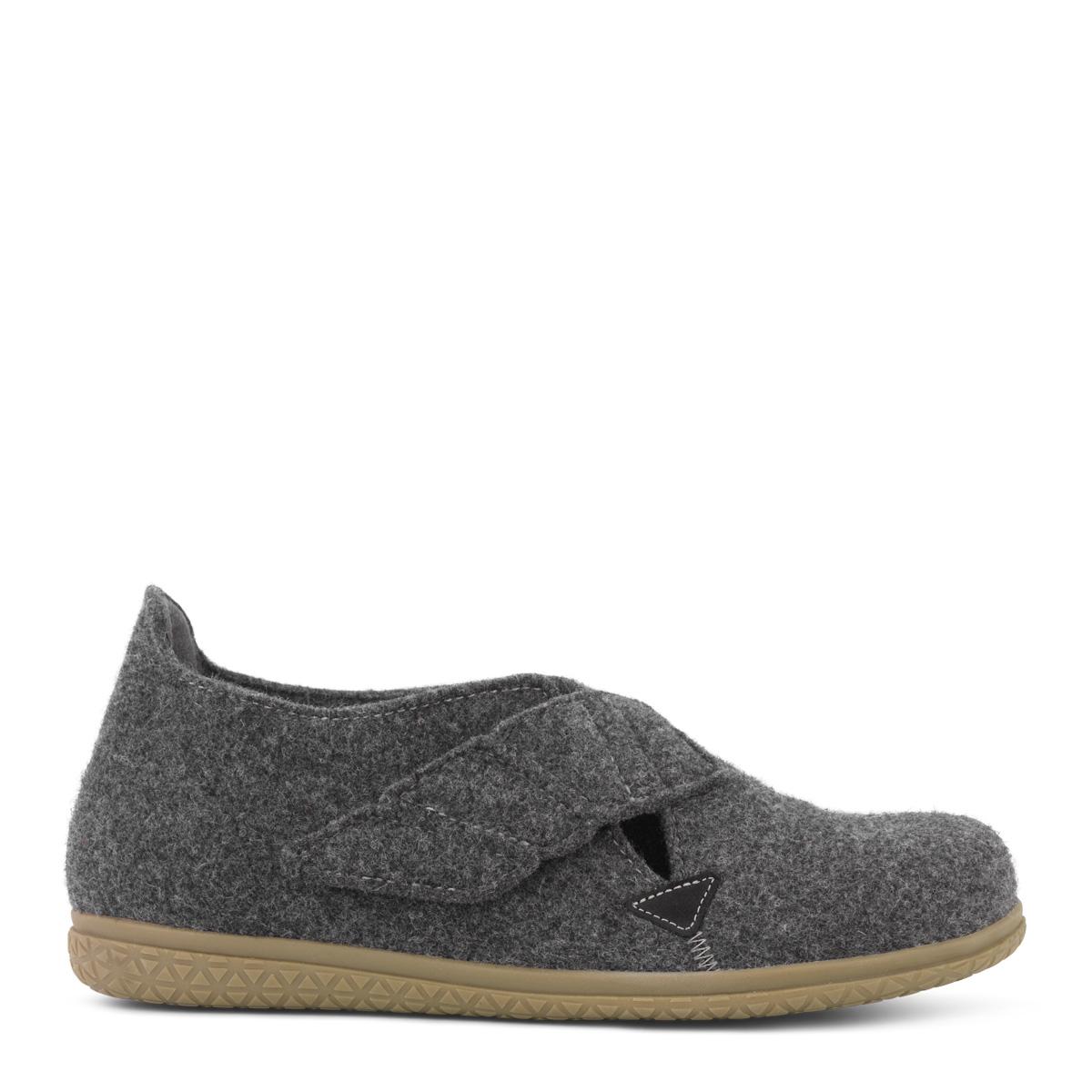Men's slippers with heel cap and adjustable velcro closure