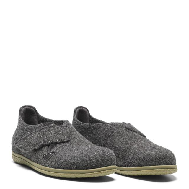 Men's slippers with heel cap and adjustable velcro closure