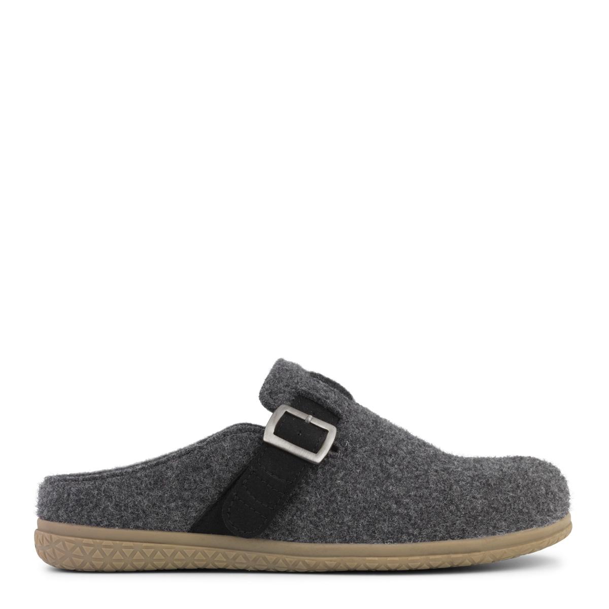 Men's indoor shoe with adjustable fastening