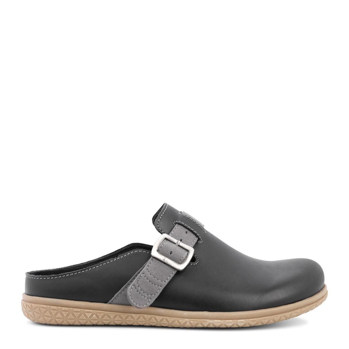 Men´s indoor shoe with buckle for regulation