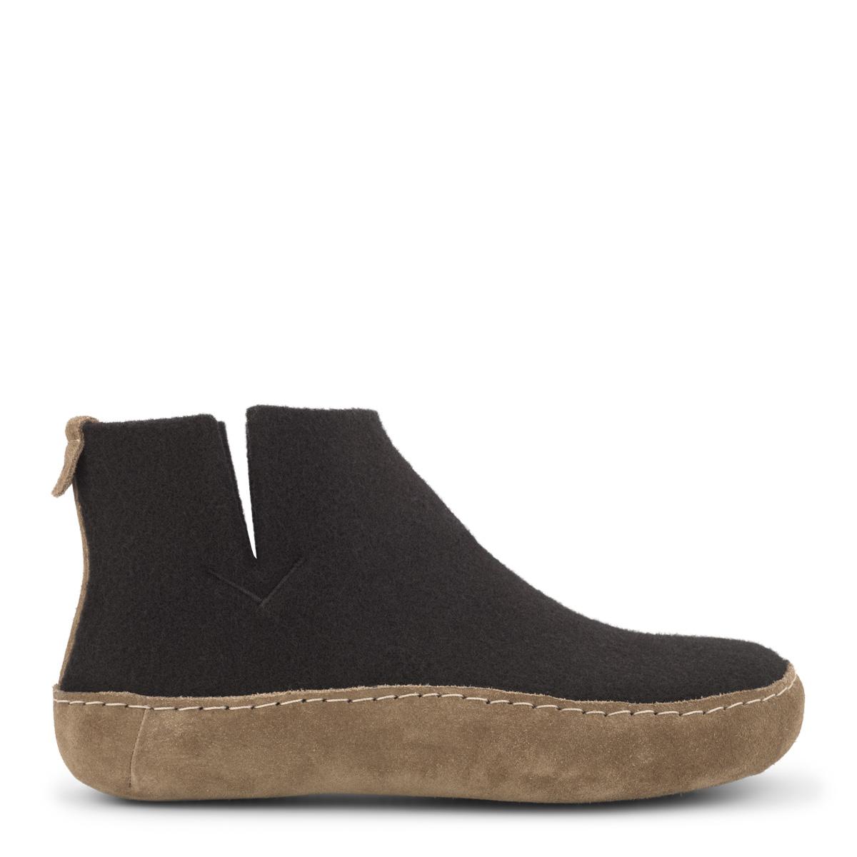 Women's indoor slippers with high shaft and leather sole
