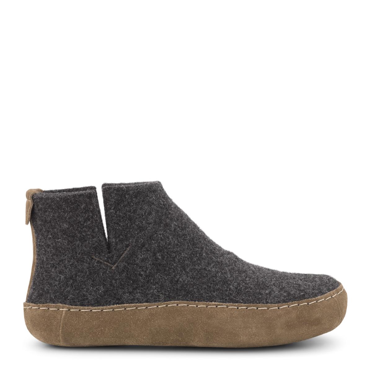 Women's indoor slippers with high shaft and leather sole