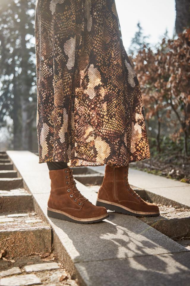 Women's boot with lace and zipper closure