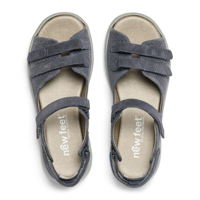 Women´s sandal with adjustable velcro straps and half-open heel cap