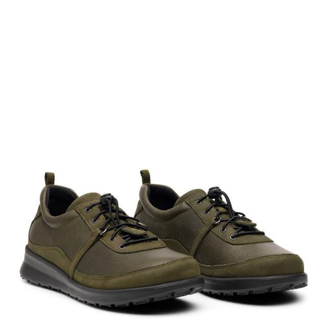 Womens shoe with elastic lace