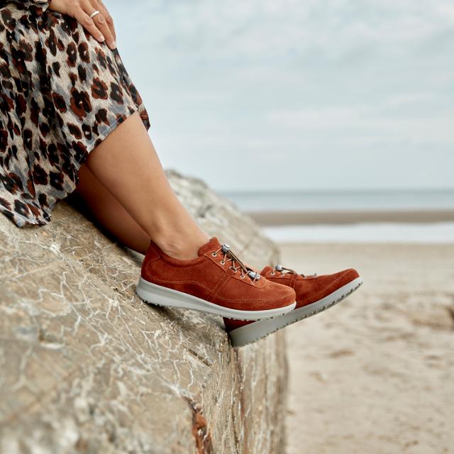 Womens shoe with elastic lace