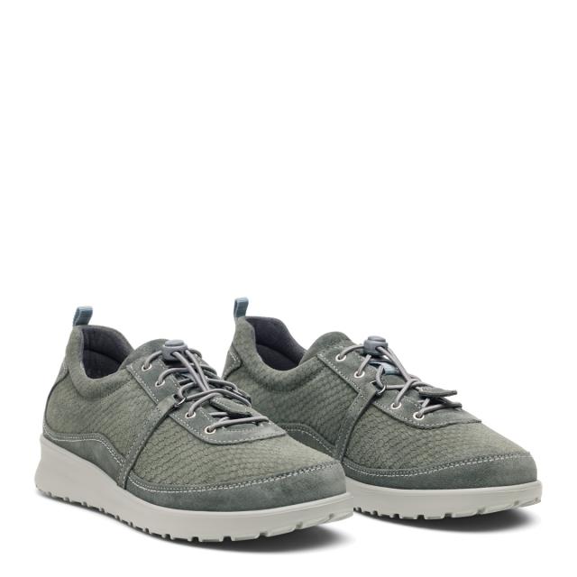 Womens shoe with elastic lace
