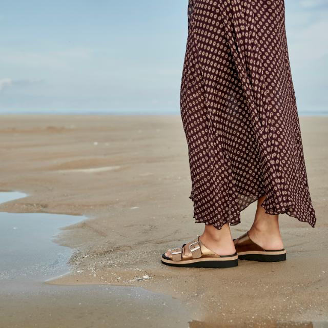 Women´s slipper with buckles for adjustments