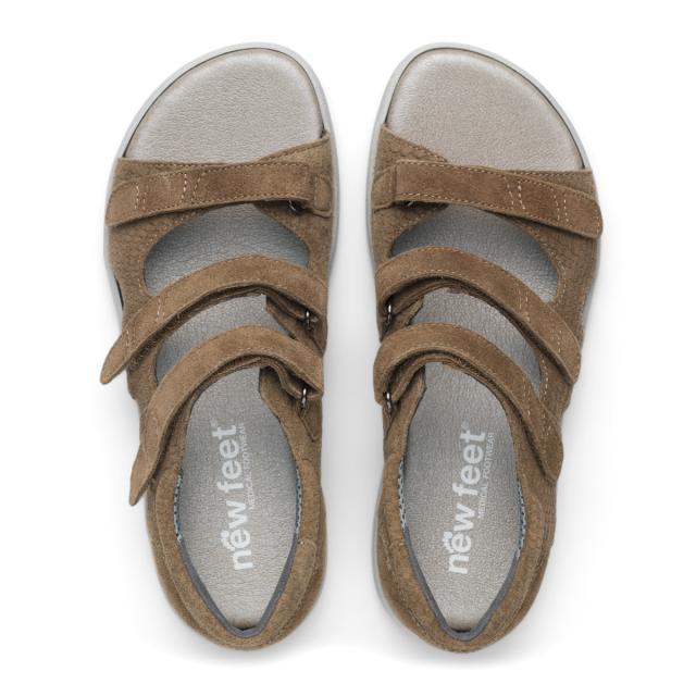 Women's sandal with three adjustable straps and heel cap