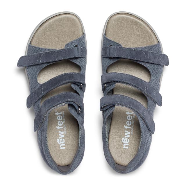 Women's sandal with three adjustable straps and heel cap