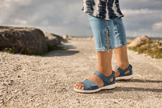 Sandal with adjustable velcro straps and half-open heel cap for women