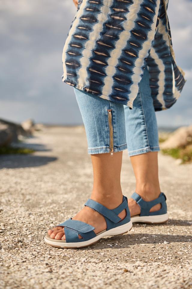 Sandal with adjustable velcro straps and half-open heel cap for women