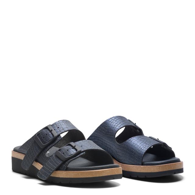 Women's slippers with adjustable straps and buckles