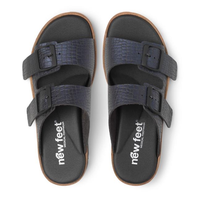 Women's slippers with adjustable straps and buckles