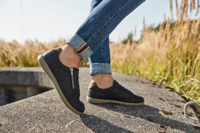 Sneakers for women with zipper and lace closure