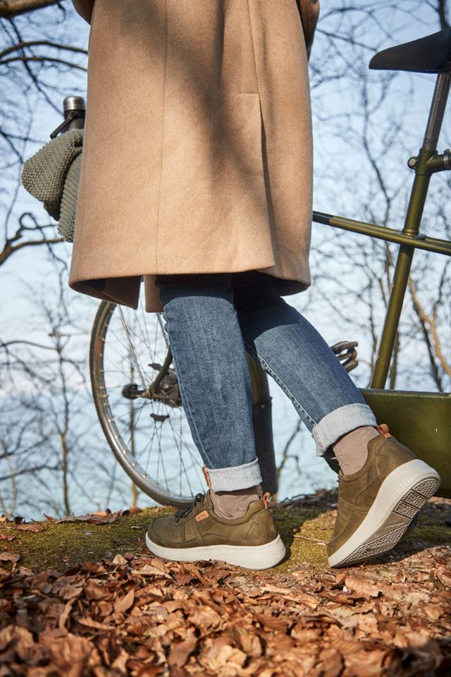 Sporty shoes for women with elastic laces