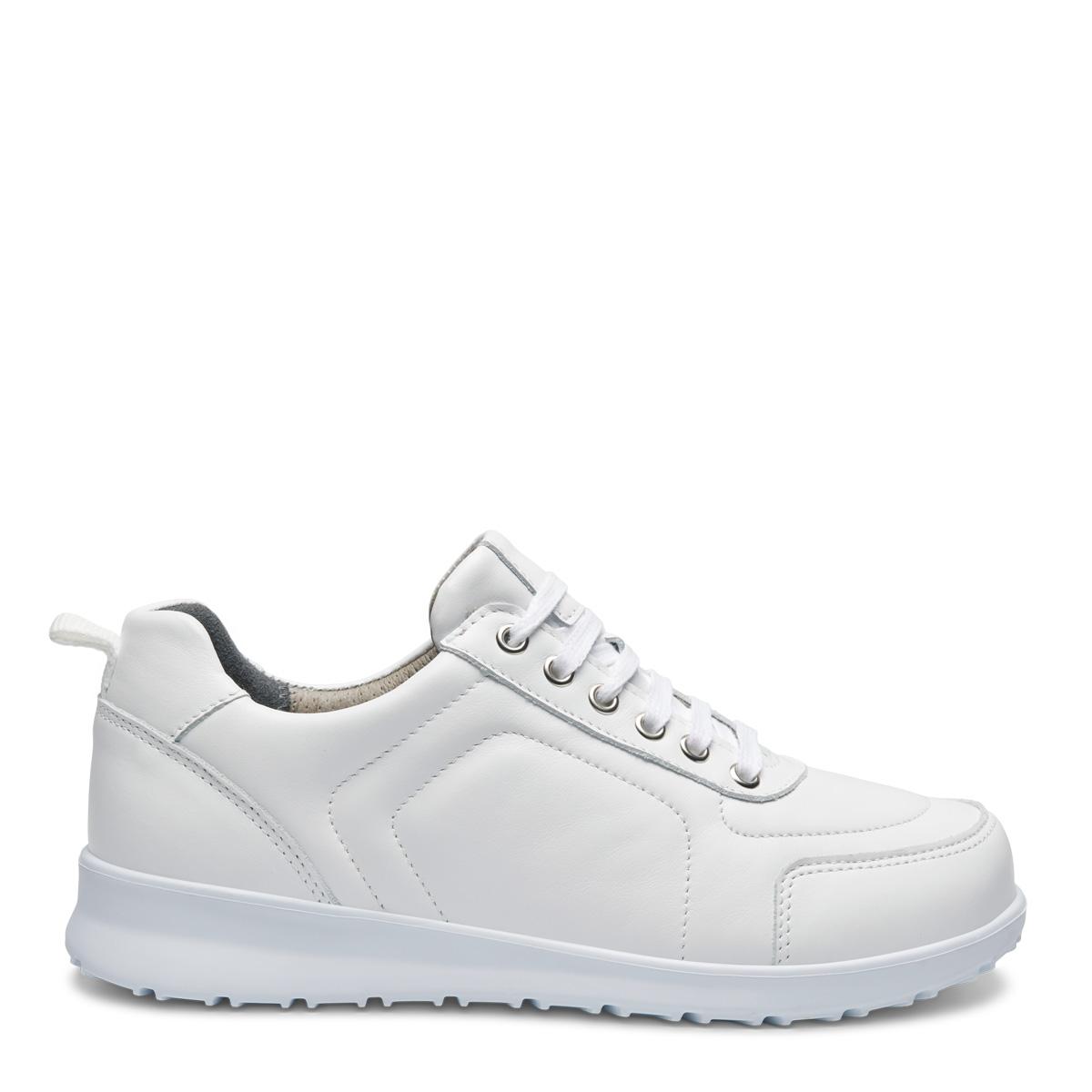 Sporty lace-up shoe for women