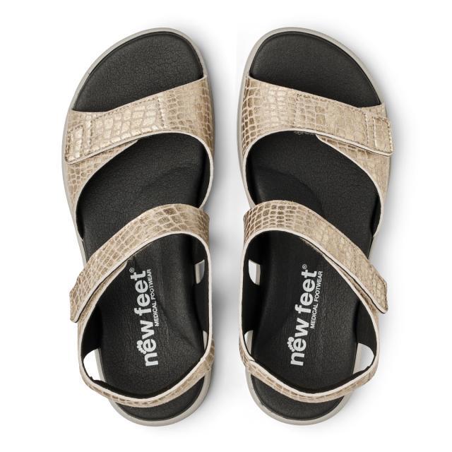 Women´s sandal with  heel strap and velcro fastening