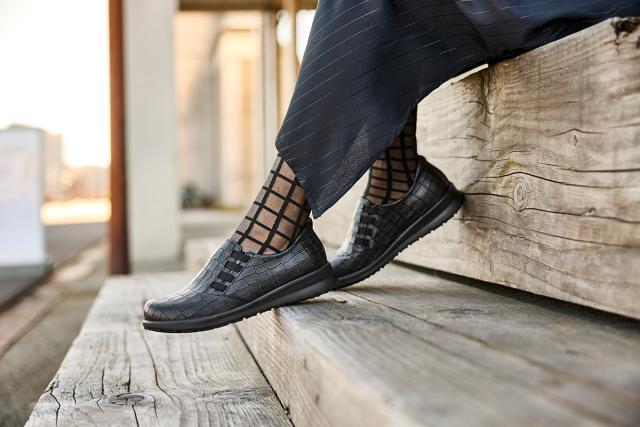 Loafer with elastic at both sides