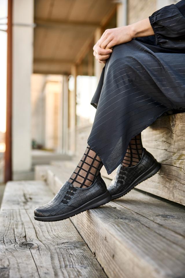Loafer with elastic at both sides