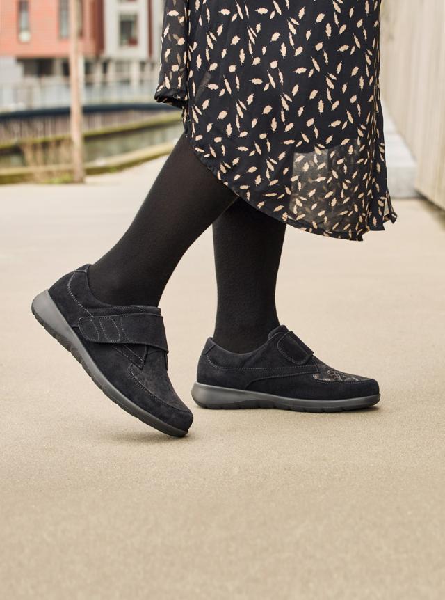 Women´s shoe with velcro strap