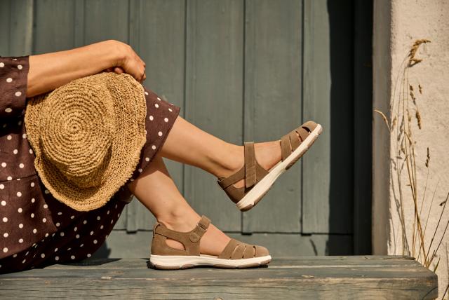  Closed toe -sandal with a single velcro strap