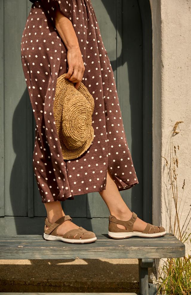  Closed toe -sandal with a single velcro strap