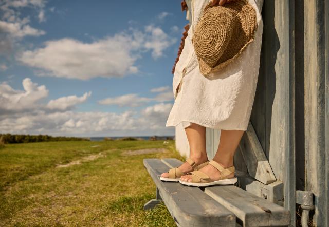 Women´s sandal with heel strap and two velcro straps