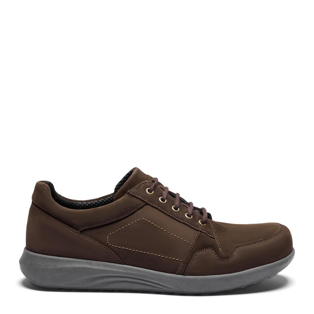 Men's shoe with laces and a zipper
