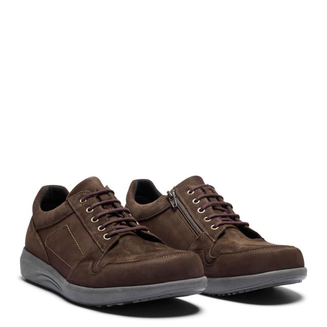 Men's shoe with laces and a zipper