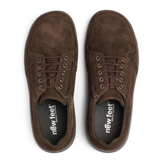 Men's shoe with laces and a zipper