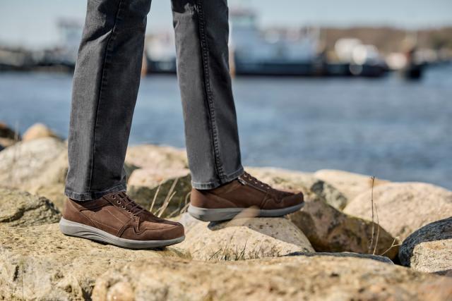Men's shoe with laces and a zipper