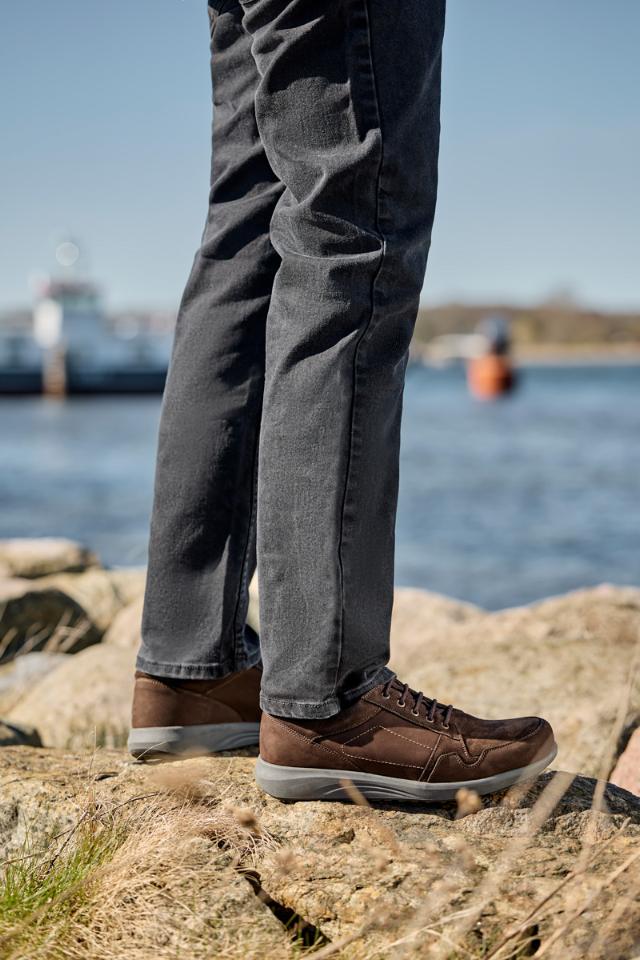 Men's shoe with laces and a zipper