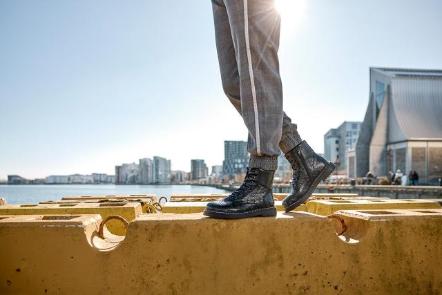 Lace-up boot with textilelining and zipper