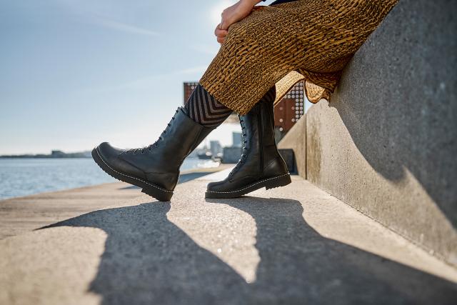 Long lace-up boot with zipper and Picos© lining