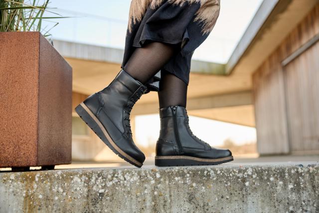 Women boot with lace and zipper