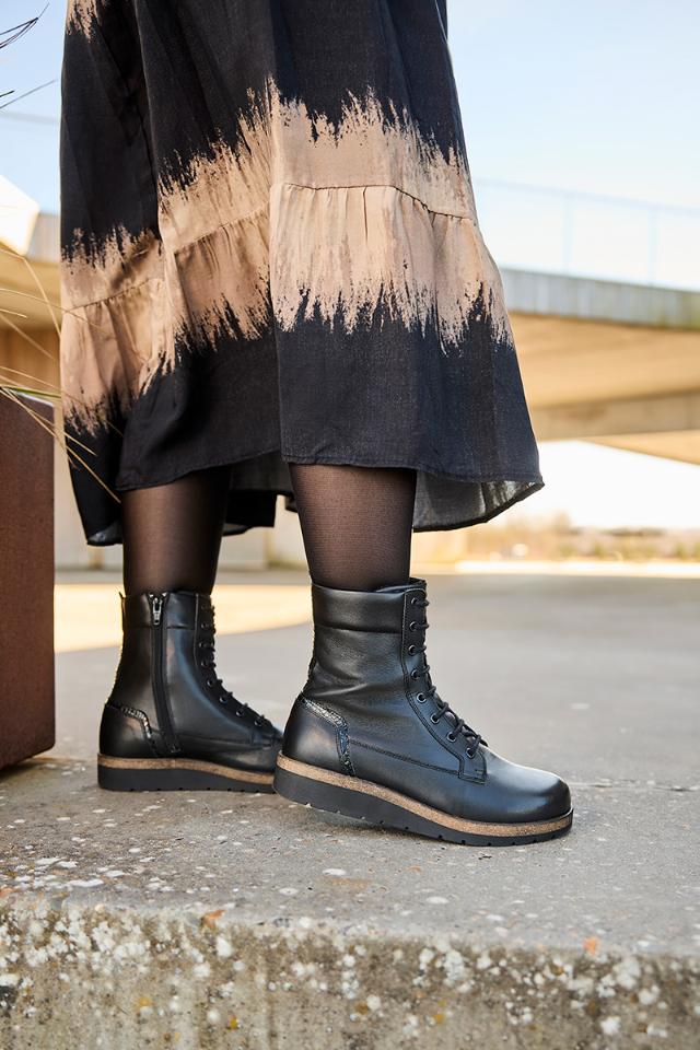 Women boot with lace and zipper