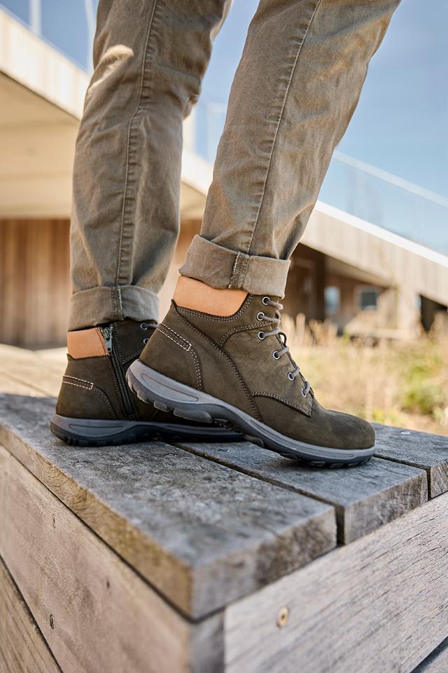 Sporty women boot with lace and zipper