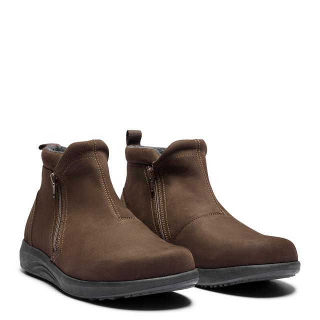 Men's boot with zippers on both sides.