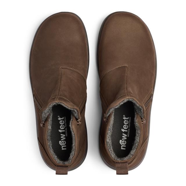 Men's boot with zippers on both sides.