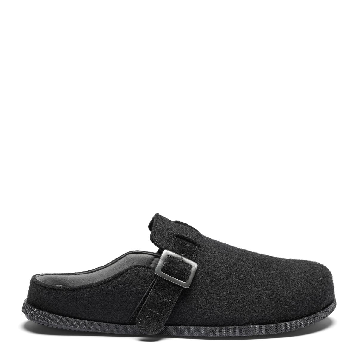 Men's slipper with adjustable strap and buckles