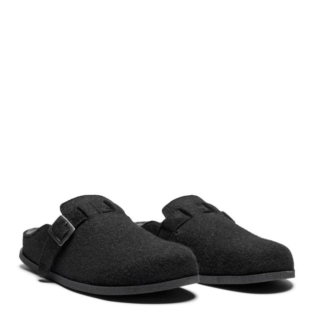 Men's slipper with adjustable strap and buckles