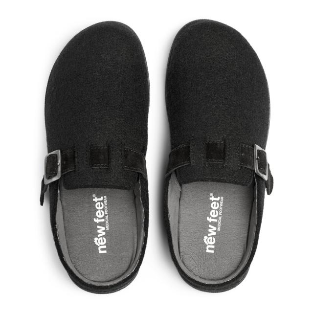 Men's slipper with adjustable strap and buckles