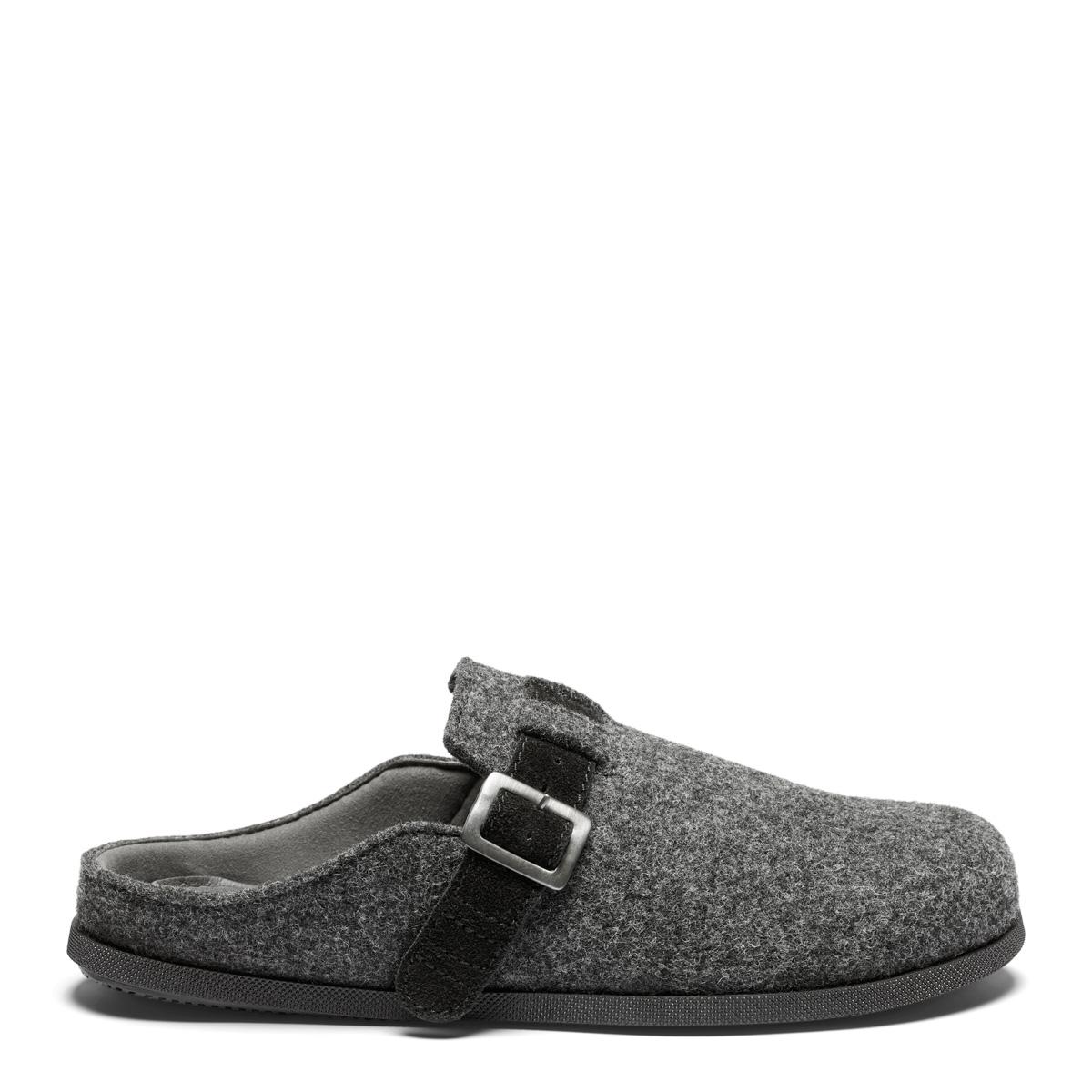Men's slipper with adjustable strap and buckles