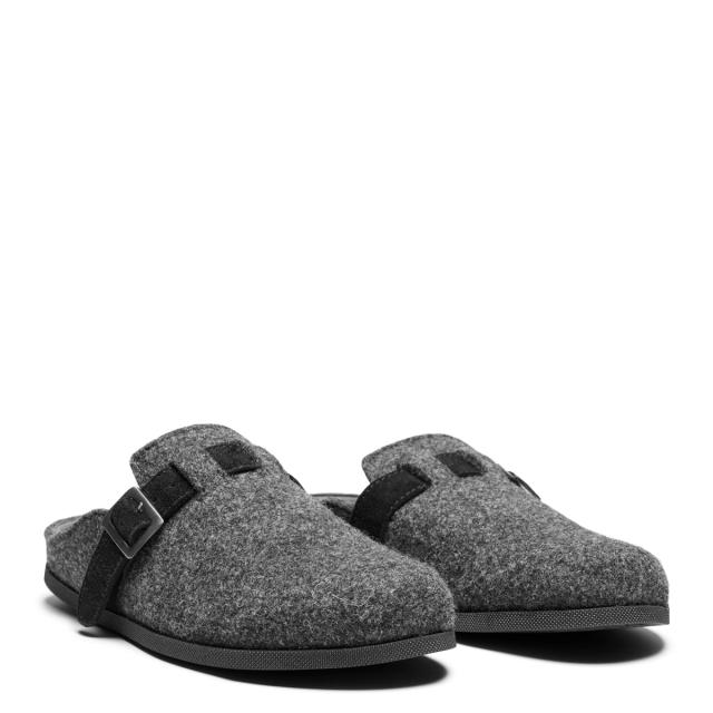 Men's slipper with adjustable strap and buckles