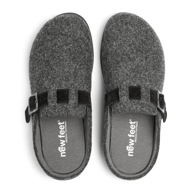 Men's slipper with adjustable strap and buckles