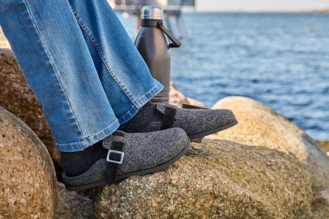 Men's slipper with adjustable strap and buckles