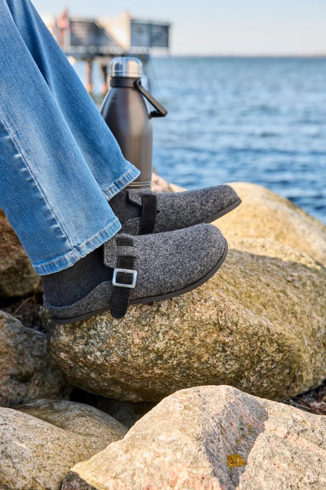 Men's slipper with adjustable strap and buckles