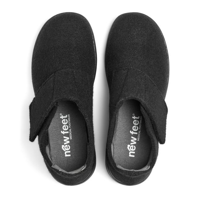 Women's slipper with heel cap and adjustable velcrostrap