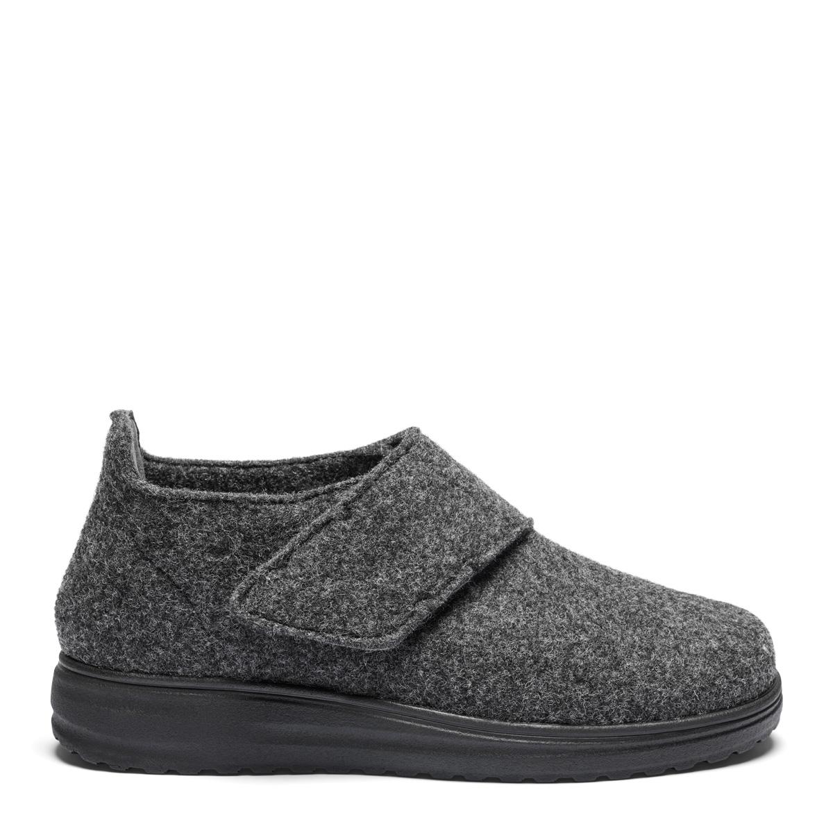 Women's slipper with heel cap and adjustable velcrostrap